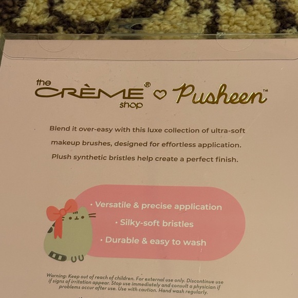 NEW the Crème Shop x Pusheen Makeup Brushes in Holiday Print - Picture 2 of 3
